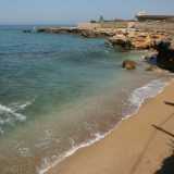 Qui si trovano altre due spiaggette appartate e incorniciate dagli scogli (la prima)...